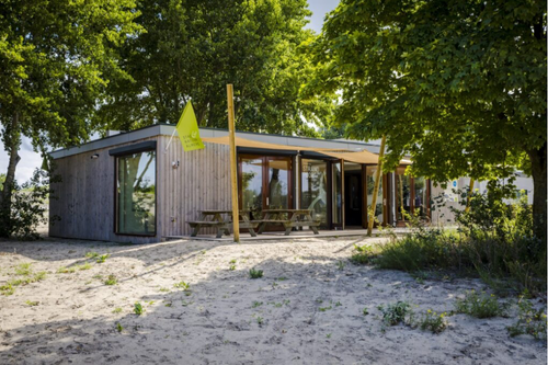 Kinderen spelen en knutselen buiten tijdens een vakantieactiviteit