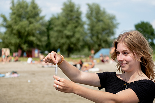 Leerlingen doen veldonderzoek aan het water in Almere