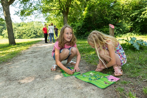 Kinderen krijgen les bij de dieren op Den Uylpark