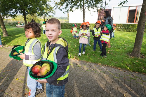Leerlingen aan het werk tijdens een les op locatie