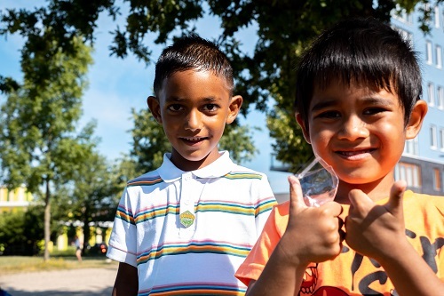 Kinderen spelen en ontdekken in de natuur