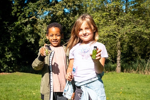Een activiteitenkist met natuurmaterialen voor de opvang