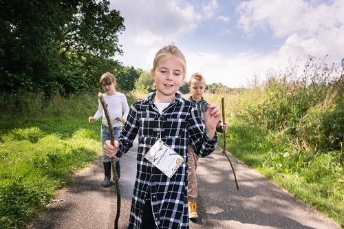 Kinderen knuffelen de dieren op een kinderboerderij