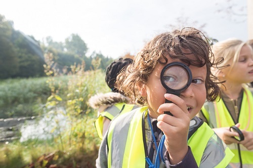 Kinderen van de BSO ontdekken de natuur op een kinderboerderij