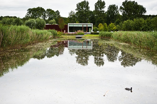 Het gebouw van Stad & Natuur op de Kemphaan, met de Waterzaal