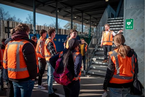Studenten werken samen aan een praktijkopdracht