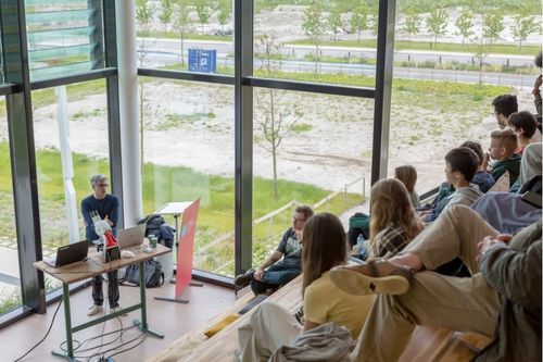 Studenten tijdens een workshop in de buitenlucht