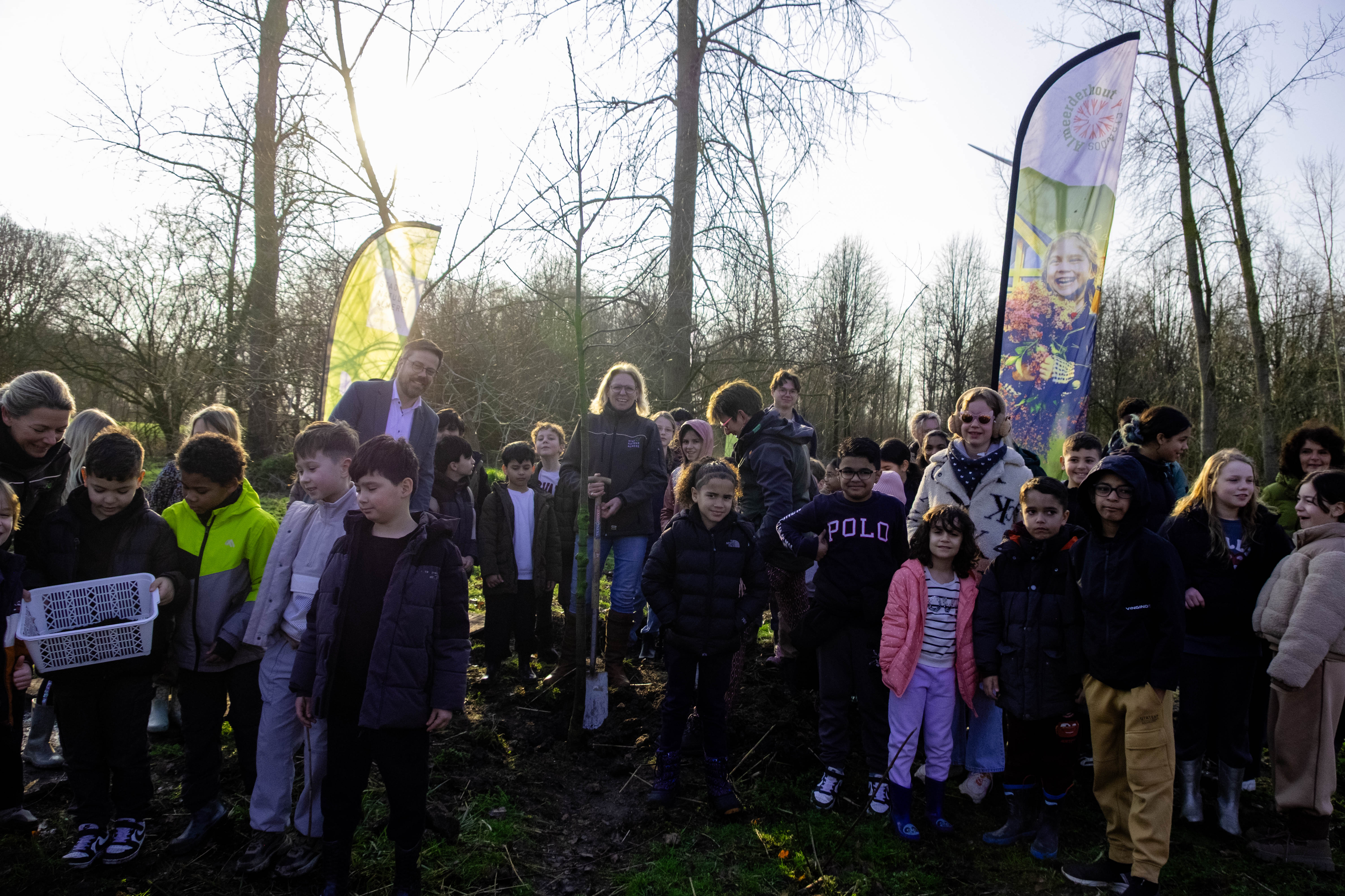 Boomfeestdag 2026: Leerlingen basisschool de Pauw planten 500 jonge bomen in het stadsbos Almeerderhout