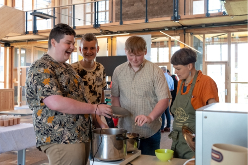 Leerlingen werken aan een duurzaam project in de buitenlucht