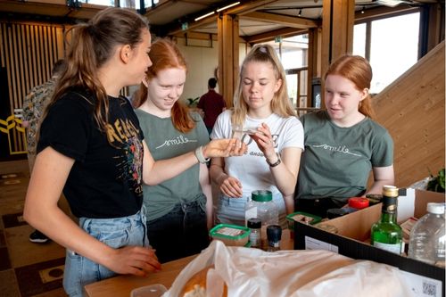 Leerlingen leren buiten tijdens een programma voor het voortgezet onderwijs