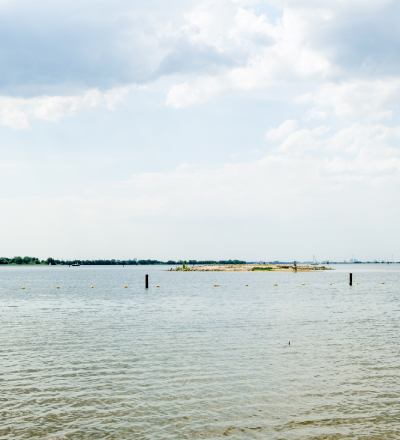 Wandelroute over de dijk met uitzicht over het IJmeer bij Almere Poort